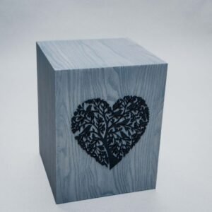 Puiset uurnat sydänkoristeella