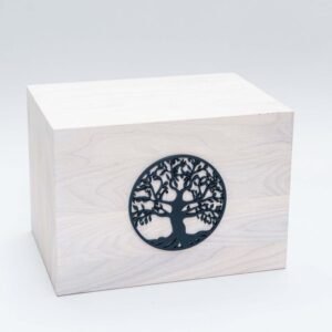 Puiset uurnat puukoristeella