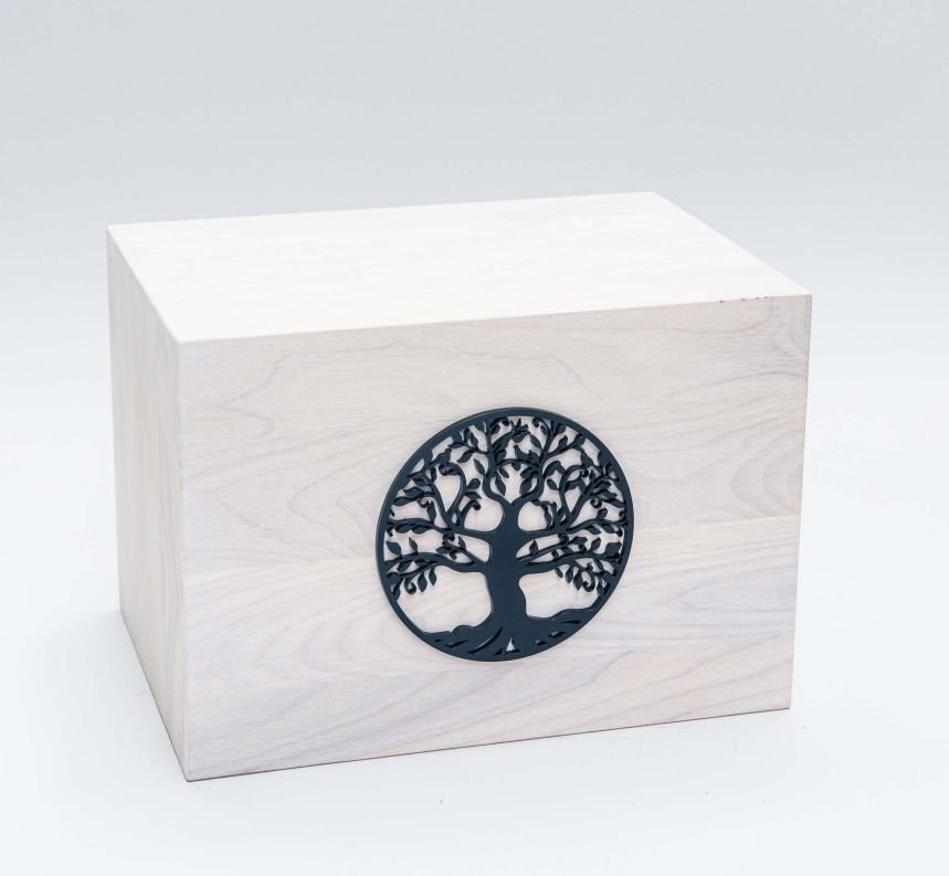 Puiset uurnat puukoristeella