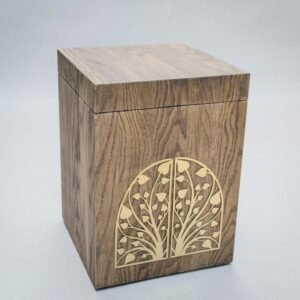 Puiset uurnat porttikoristeella