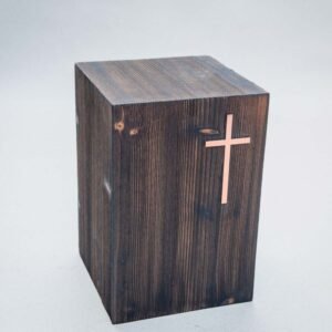 Puiset uurnat ristillä