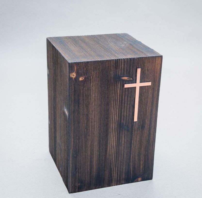 Puiset uurnat ristillä