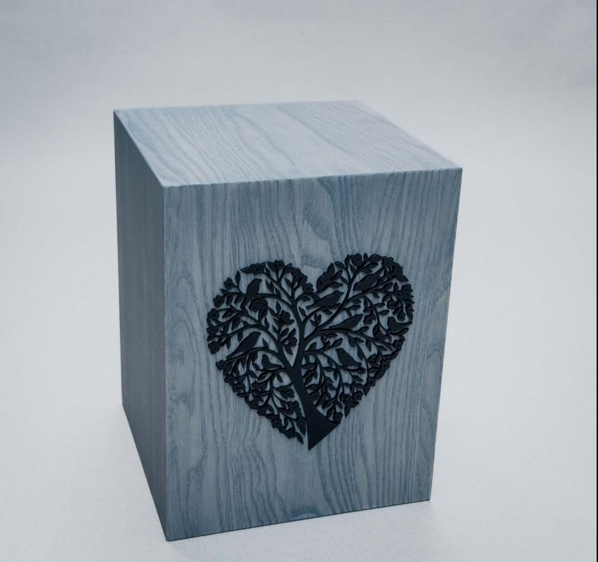 Puiset uurnat sydänkoristeella